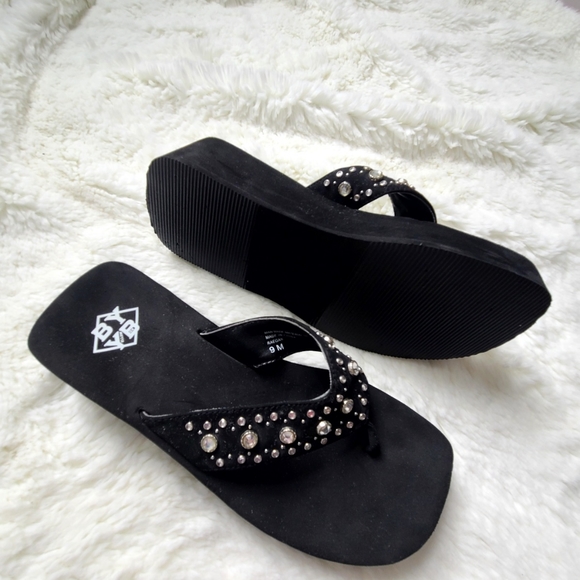 BYYB black flip flops with gemstones on band, lightly worn, size 9 - Picture 2 of 7